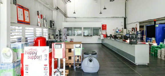 L'entrée du magasin SOPSAR, avec ses rayons de plomberie et ses chauffe-eau